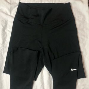Nike cropped black leggings. Super comfy. Size extra small.